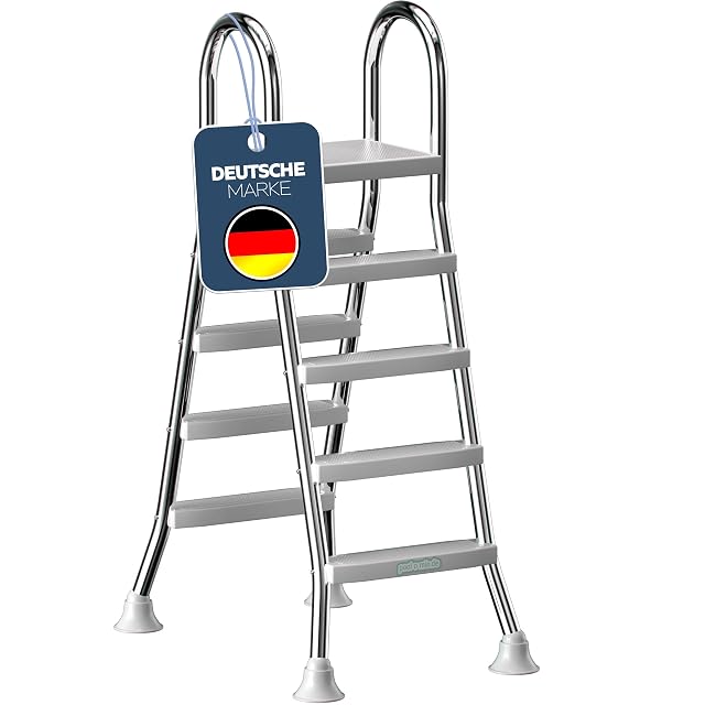 Escalera de piscina de acero inoxidable poolomio con pasamanos y cuatro peldaños junto a una piscina desmontable alta