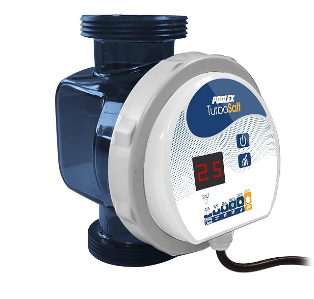 Aparato de electrólisis compacto POOLEX Turbo Salt, montado junto a una instalación de filtración de piscina