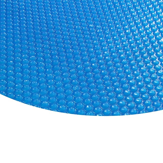 Cubierta solar de burbujas azul Zelsius de 400 micras flotando en una piscina redonda