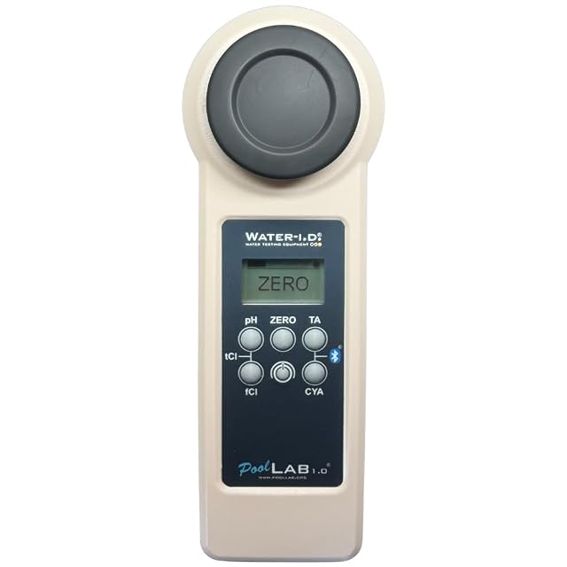 Fotómetro de mano PoolLab 1.0 con la cámara de medida abierta, junto a pastillas reactivas y pilas